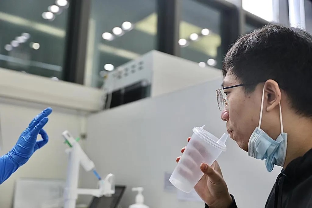 中国吸入式新冠疫苗上海首开吸 憋气5秒就行