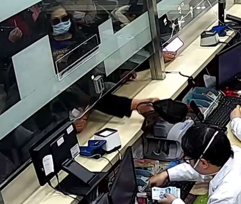 浙江湖州安吉的一名患者在华山医院挂号收费处，扔下十万现金转身就“逃” ...