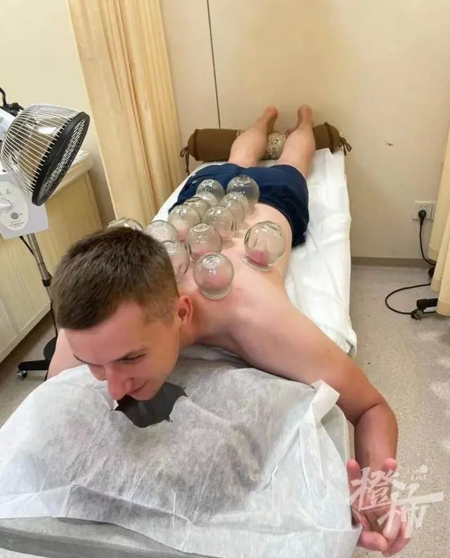 当医生把这些罐放在我背上时，我感觉真好