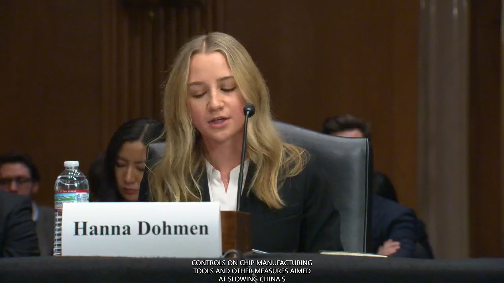 多门在听证会上发言