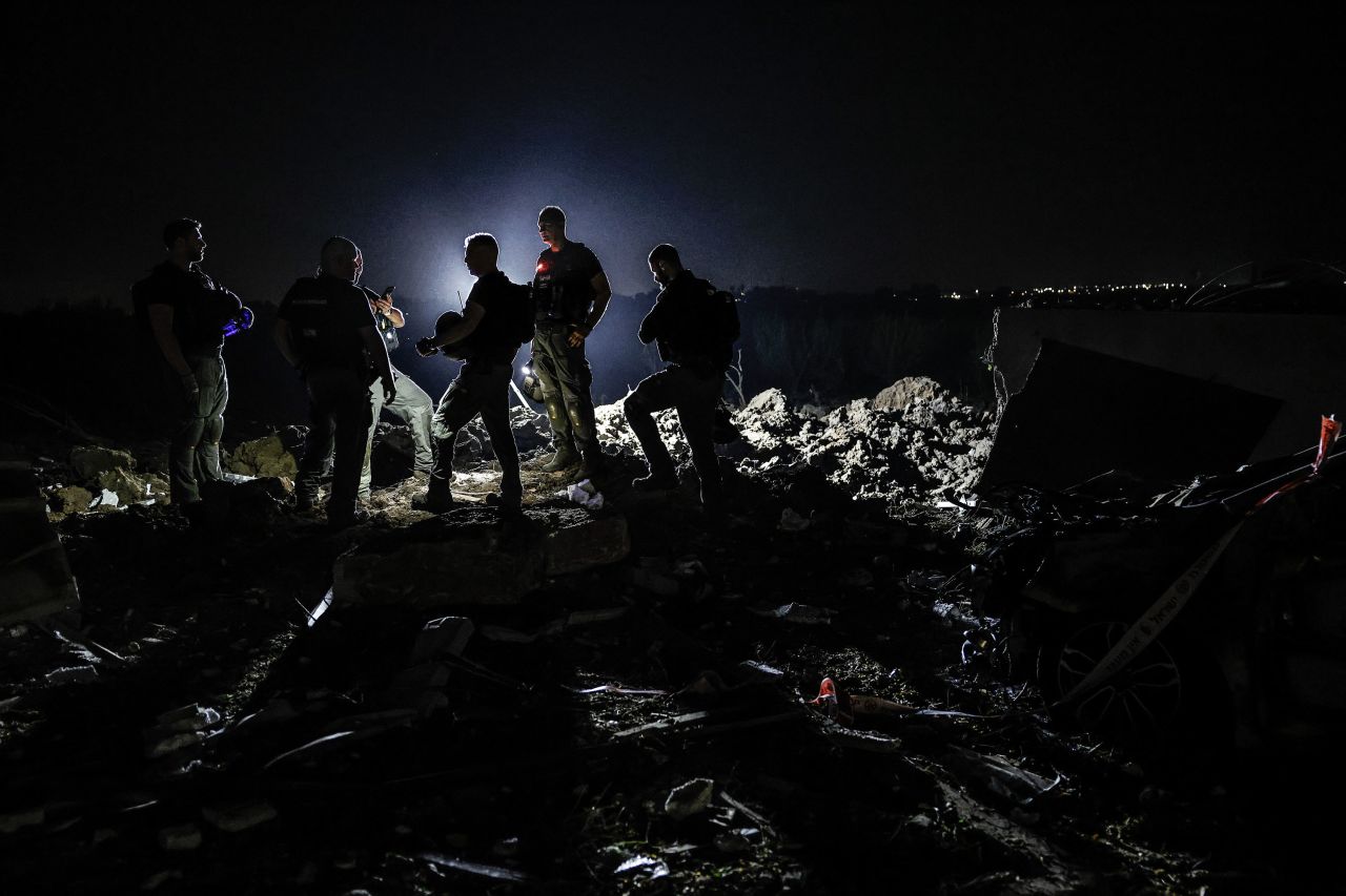 伊朗导弹袭击以色列基里亚特加特后，以色列民防和紧急救援人员在受损建筑物中开展夜间搜救行动 ... ...