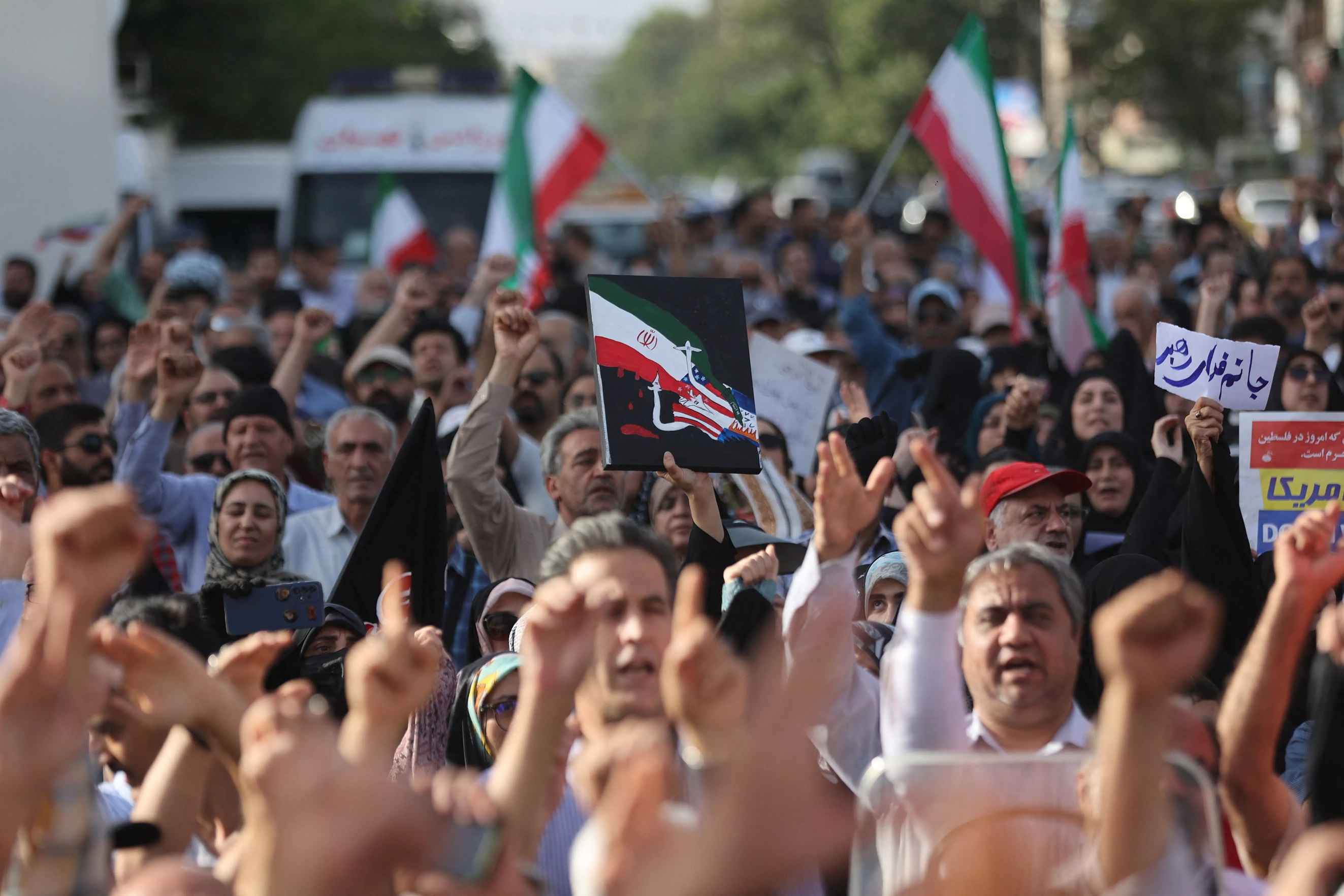 伊朗首都德黑兰民众上街抗议，怒呛“川普最肮脏”，举出反美、反以色列标语 ...