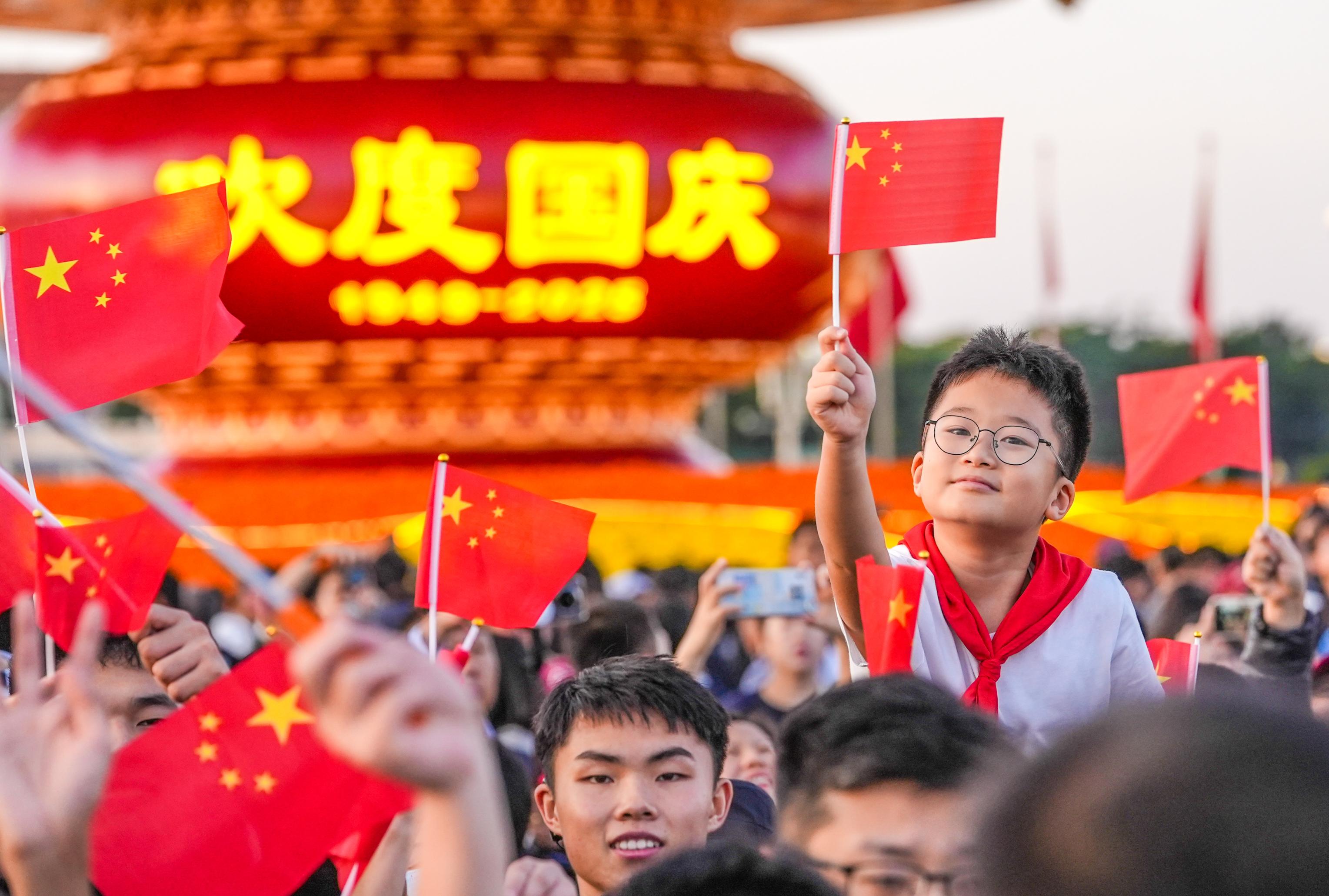 国庆节全国各地的12.1万名各界群众汇聚在天安门广场，观看隆重的升国旗仪式 ... ...