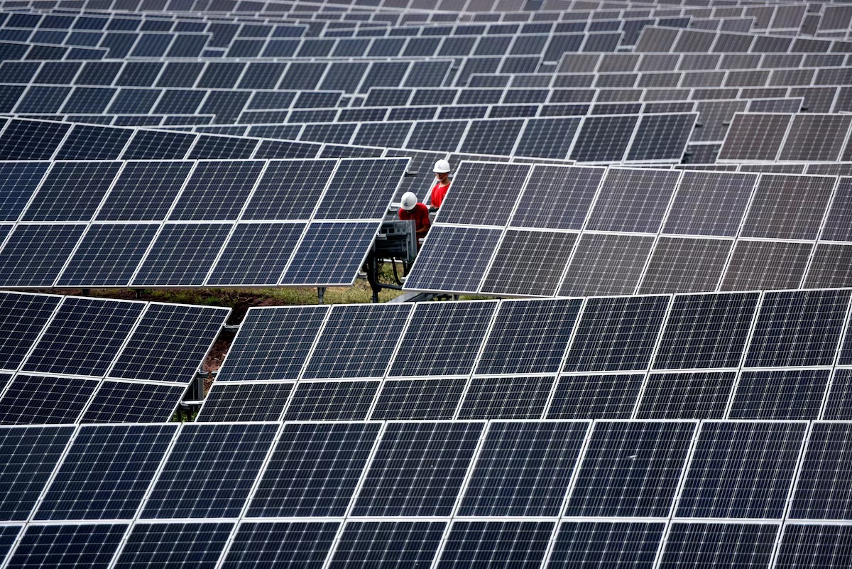 中国山东省临邑县一座山上的光伏电站，工人们正在检查太阳能电池板