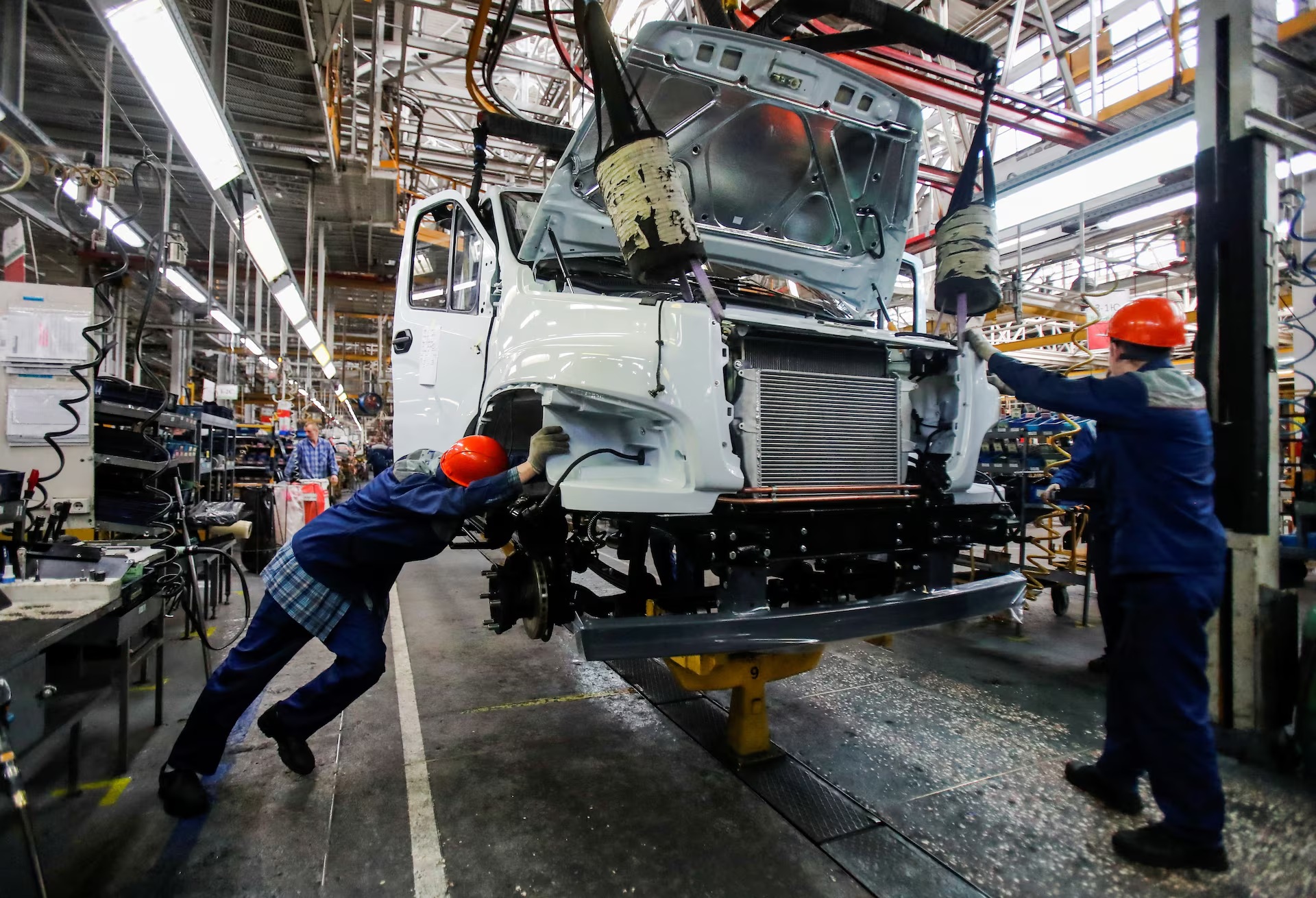 俄罗斯下诺夫哥罗德，员工在戈尔科夫斯基汽车厂 (GAZ) 组装一辆 Gazon Next 卡车 ...