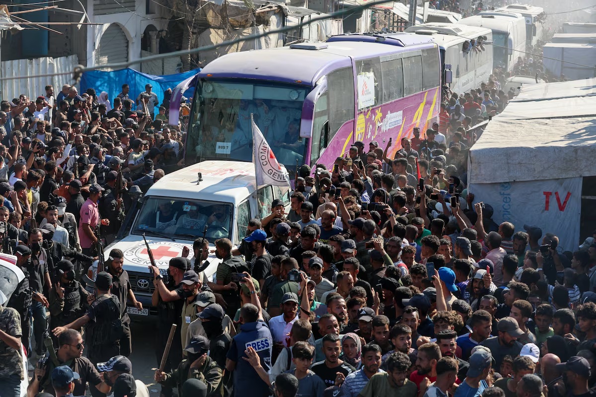 在加沙地带南部汗尤尼斯，人们聚集在纳赛尔医院，欢迎以色列释放的巴勒斯坦囚犯 ...